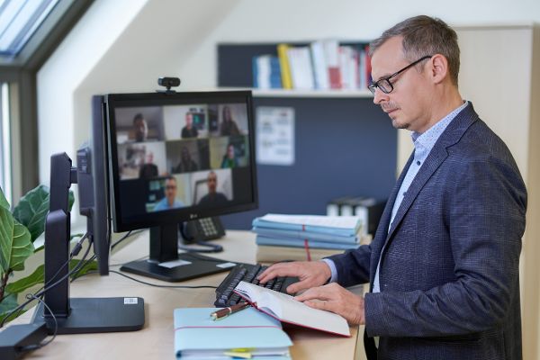 Mitarbeiter in einer Videokonferenz