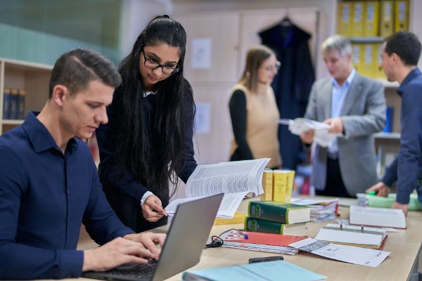 Gruppe von Leuten bei der Arbeit