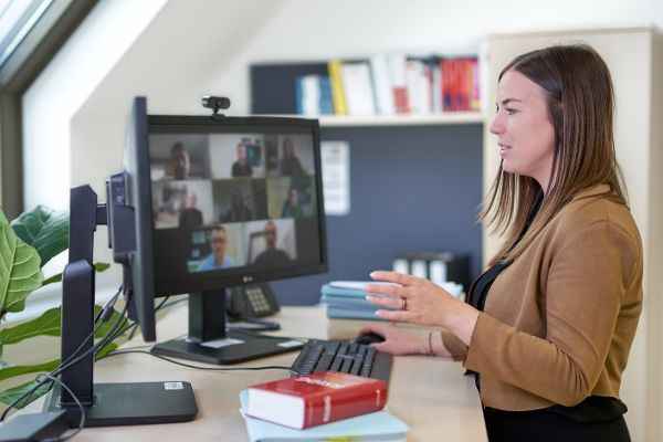 Frau vor Bildschirm