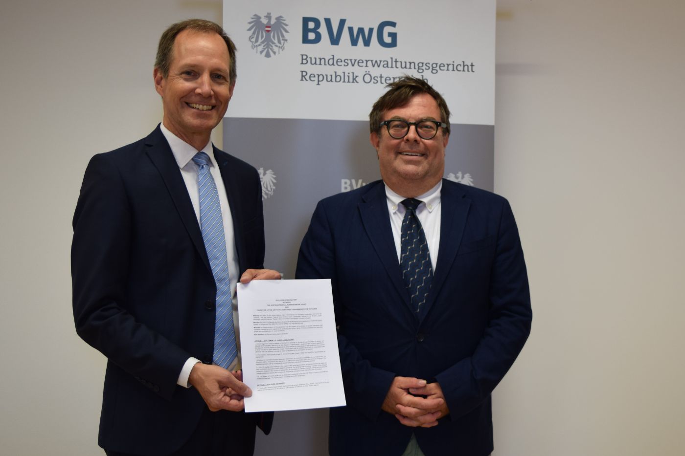 Dr. Christoph Pinter und Dr. Christian Filzwieser mit der Kooperationsvereinbarung