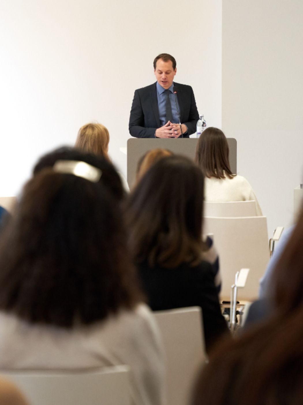 Vortragender in Saal