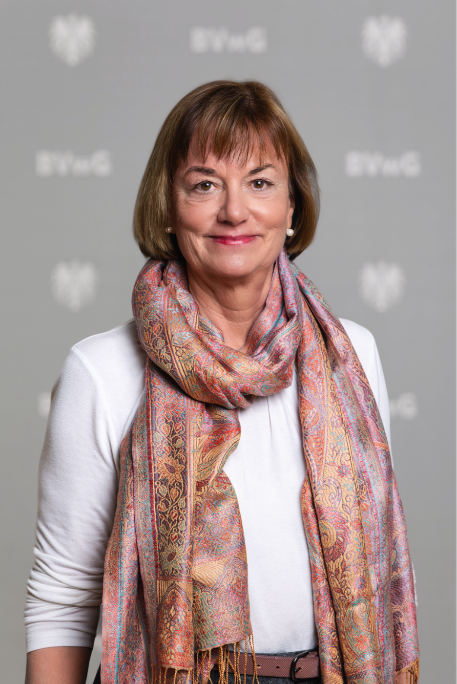 Mag.a Julia STIEFELMEYER