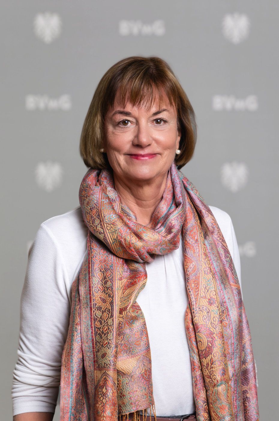 Mag.a Julia STIEFELMEYER