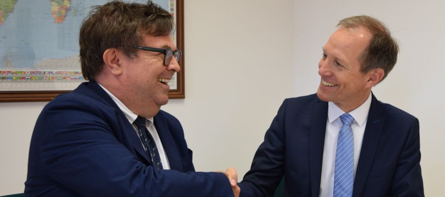 Präsident Dr. Christian Filzwieser und Dr. Christoph Pinter gratulieren einander zur Kooperation.