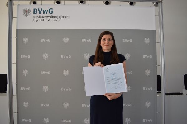 Daniela Urban bei der Dekretübergabe zur neuen Position als Vizepräsidentin.