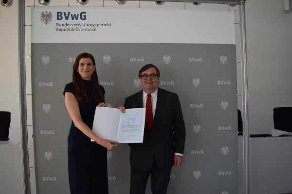 Daniela Urban und Christian Filzwieser bei der Dekretübergabe mit Urkunde