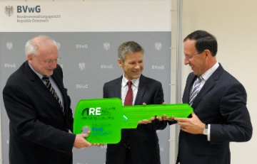 Symbolische Schlüsselübergabe mit Präsident Perl, BM Ostermayer und GF Gleissner (ARE Austrian Real Estate)