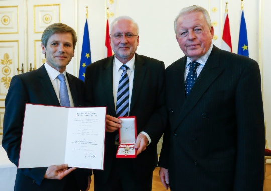 Bundesminister Ostermayer, Präsident Perl und Bundeskanzler a.D. Vranitzky bei der Verleihung des Goldenen Ehrenzeichens