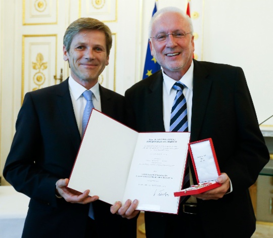 Bundesminister Ostermayer und Präsident Perl bei der Verleihung des Goldenen Ehrenzeichens