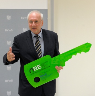Präsident Harald Perl mit symbolischem Schlüssel